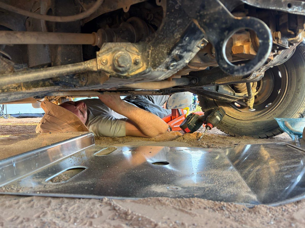 ESIReims's tweet image. Après plusieurs petites réparations, la route continue pour nos 2 pilotes ESIREIMS sur les pistes du désert, après les distributions de fournitures scolaires et sportives aux enfants des villages ,  l’aventure continue…🐫☀️👏🏻@ArnaudRobinet  @VilledeReims  @regiongrandest