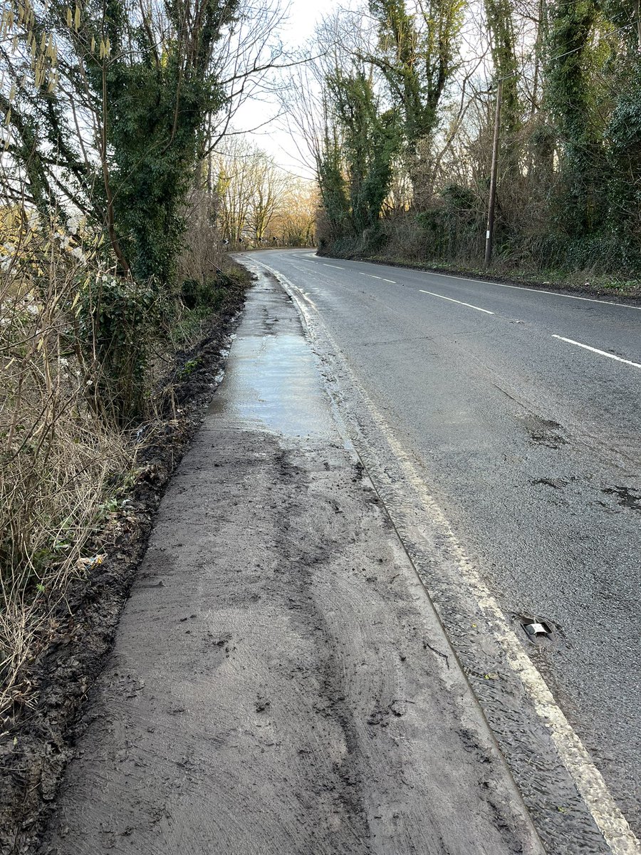 Filthy path leading from #farmborough to #highlittleton didn’t take long to push it back to its borders 

#volunteer 
#streetcleaning
#bristol
<a href="/bathnes/">Bath & North East Somerset Council</a>
