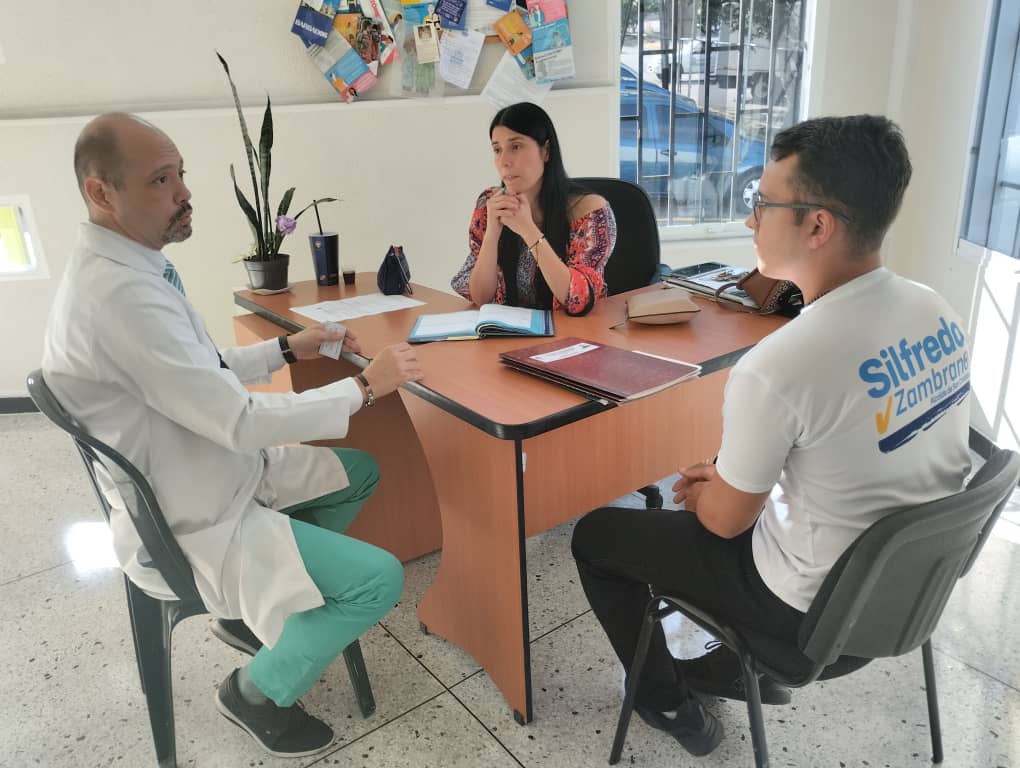 Corposalud se reunió con Cedna para facilitar acciones de vacunación en escuelas, vale recordar que la jornada "Puesta al día"  inició el pasado 10 de febrero y forma parte de las políticas de salud de <a href="/NicolasMaduro/">Nicolás Maduro</a>, la ministra <a href="/MagaGutierrezV/">Magaly Gutiérrez Viña</a> y el gobernador <a href="/FreddyBernal/">Freddy Bernal</a> .