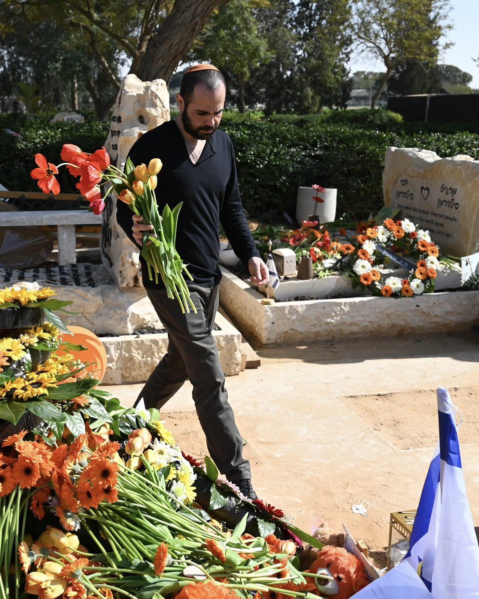 Yarden Bibas buried his wife Shiri and their two sons Kfir and Ariel today. May their memories be a blessing. 💔 🇮🇱

📸: Eitan Oner