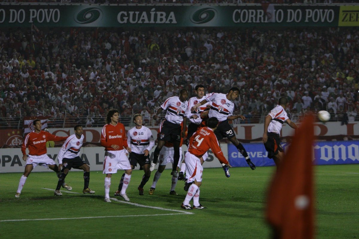 jvictorsci's tweet photo. Noites de Libertadores em manga longa. https://t.co/oyd6zM277Z