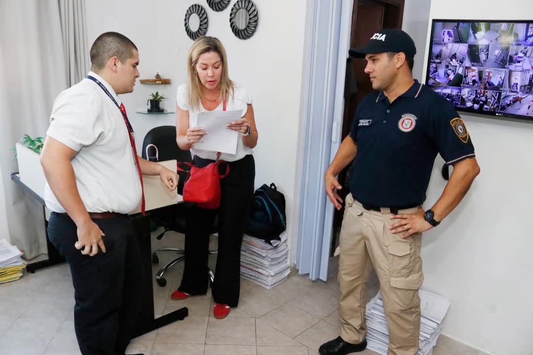 ⚖️¿Cómo siguen las investigaciones en caso Mafia de Pagarés? 

"La investigación avanza desde nuestras oficinas, está centrada en el análisis de los expedientes que fueron secuestrados, luego serán seleccionados y pasar al proceso de devolución a los juzgados". 

📞En