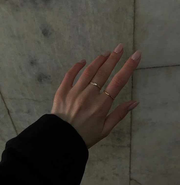 دخترایی که انگشتای کشیده دارن>>>