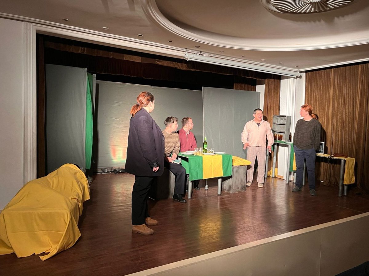 Avui de la mà de la productora @transeduca els alumnes de BTL2 han pogut observar la representació teatral de "La Fundación" de l'autor Antonio Buero Vallejo. #montessori