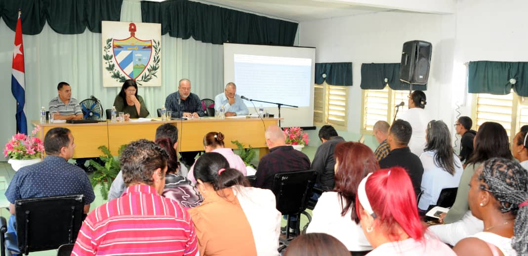 Como parte de la visita gubernamental que realizamos a la provincia de #Artemisa, intercambiamos con el Consejo de Administración de San Cristóbal sobre las principales insatisfacciones del pueblo y las vías para solucionarlas, #ConLaFuerzaDeLaUnidad y el trabajo mancomunado.