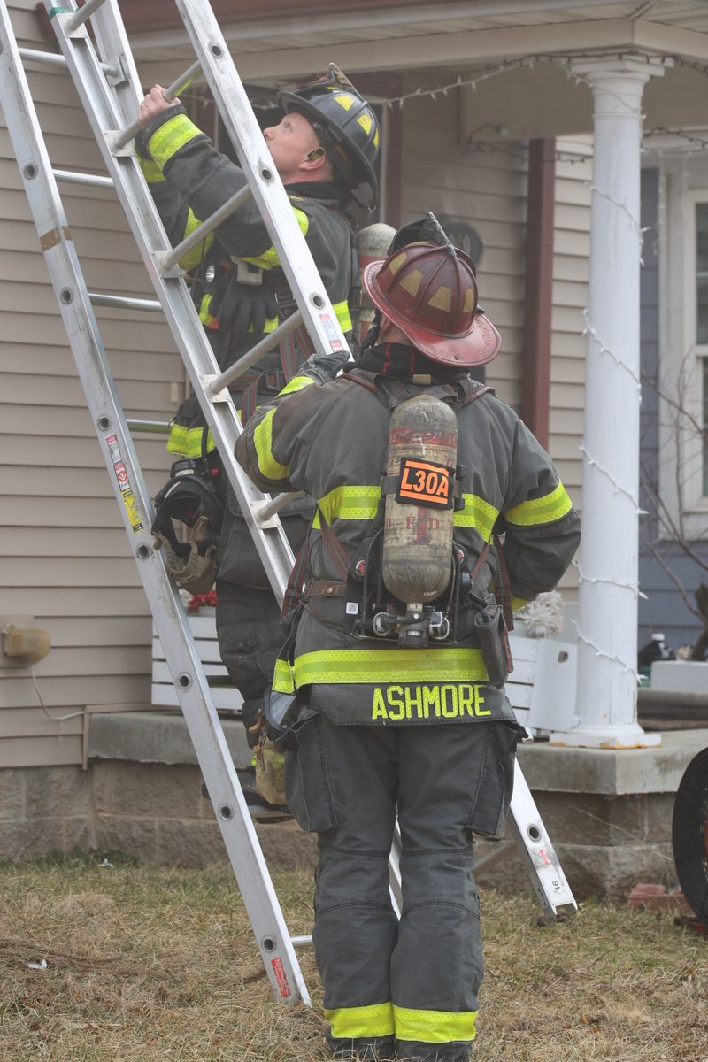IFD_NEWS's tweet image. 10:07 AM - A family of 2 is displaced after fire breaks out in their home at 969 N Tremont St.  Both evacuated ok. IFD Firefighters found smoke showing from the 2 story structure and marked the blaze under control in 20 minutes.  The cause is under investigation.  No injuries.