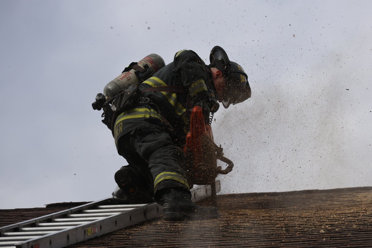 IFD_NEWS's tweet image. 10:07 AM - A family of 2 is displaced after fire breaks out in their home at 969 N Tremont St.  Both evacuated ok. IFD Firefighters found smoke showing from the 2 story structure and marked the blaze under control in 20 minutes.  The cause is under investigation.  No injuries.