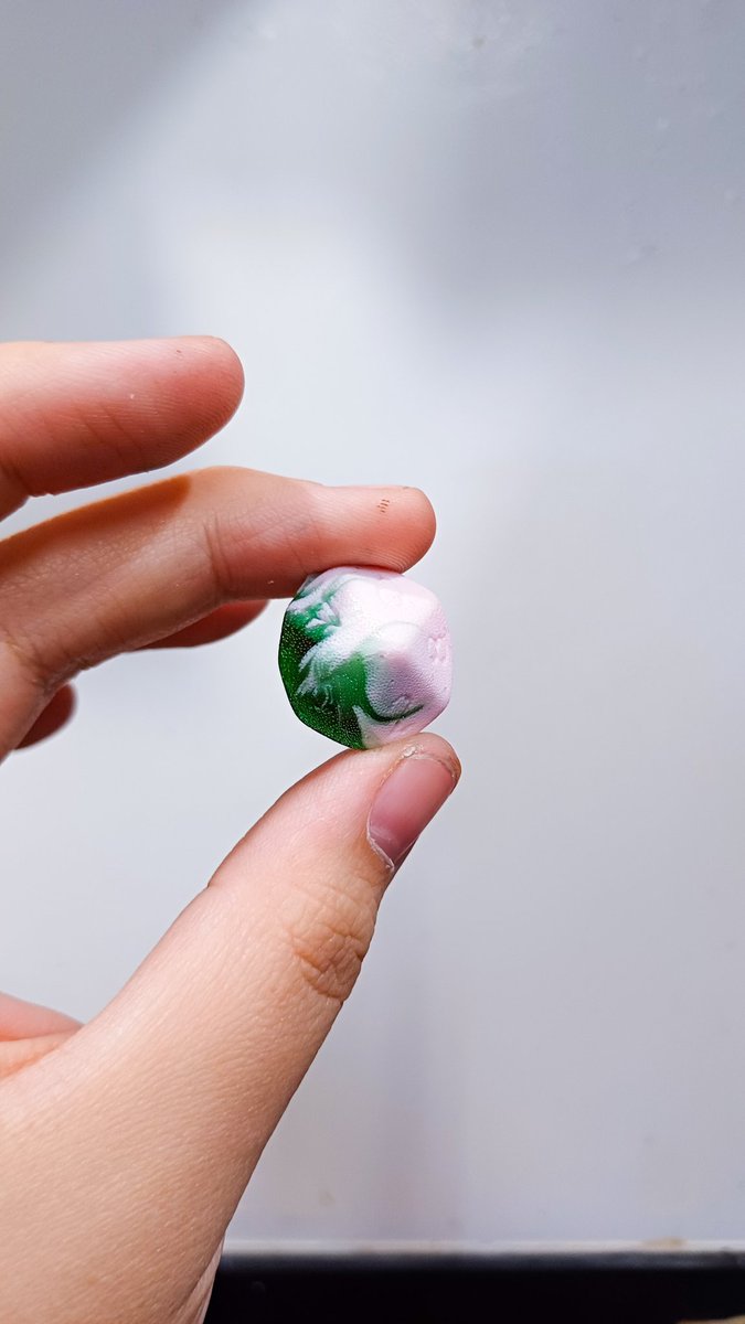 sugarologist's tweet photo. Hello again Twitter, yeah I'm still alive. Also been drowning in edible dice work, so here are some pics of the edible dice I'll be bringing to RenFairePH 2025.

It's also 4am and I can't sleep lol 🫠 https://t.co/1dlbwoCNrX