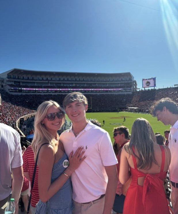 SolisEvanCuck's tweet photo. Gameday with my girl #HottyToddy #OleMiss #GoRebels #shrink https://t.co/42N48LxMcL