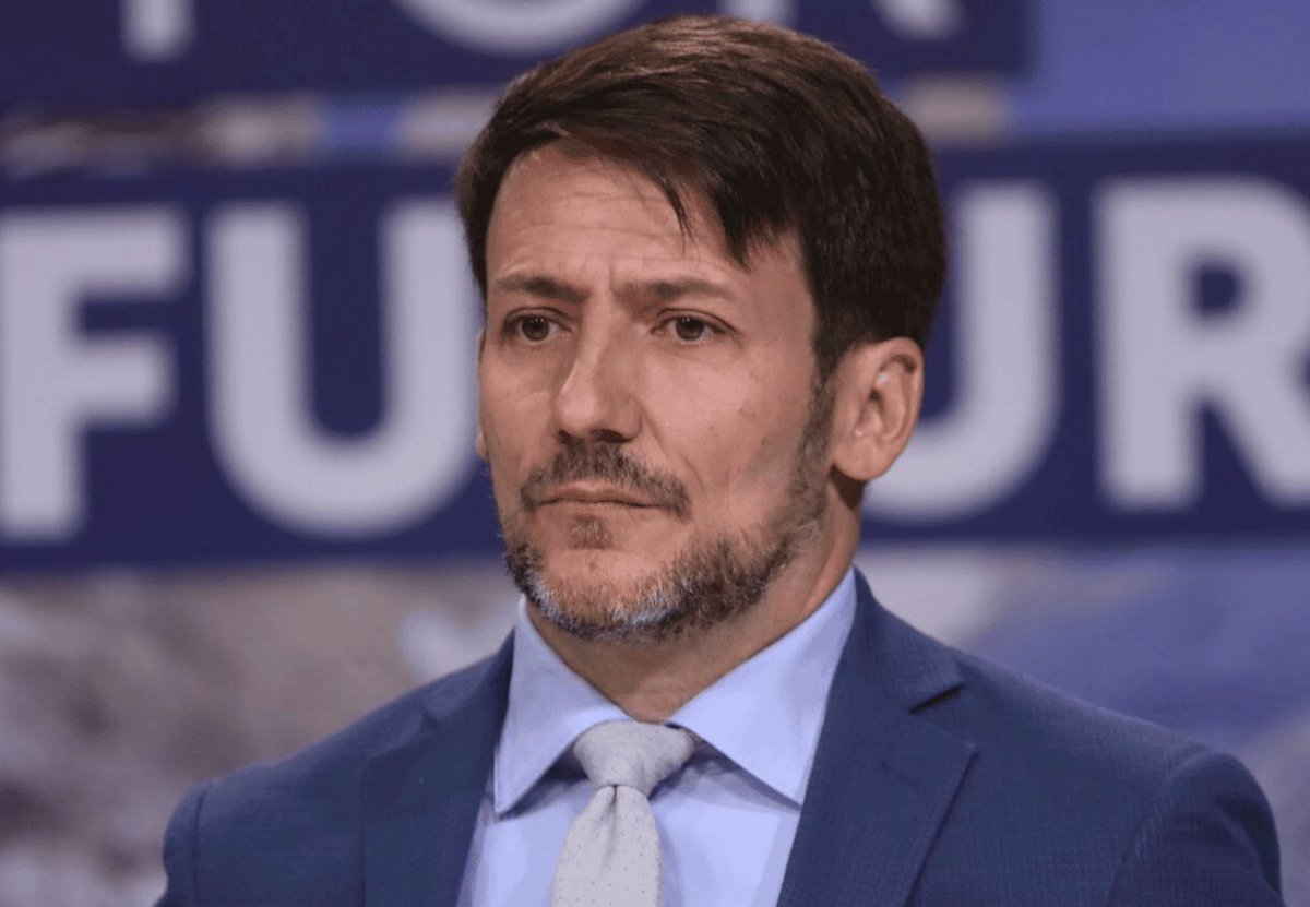 fachininja's tweet photo. Cuando te preocupen los cortes de luz, Recuerda que el Ministro de Energía es Diego Pardow, ABOGADO.

Pero tranquilos, que la Ministra de Defensa es Maya Fernández, VETERINARIA.

Disfruten lo votado, zurdos más pobres y vulnerables que hace 5 años. https://t.co/1uTyU07fjf