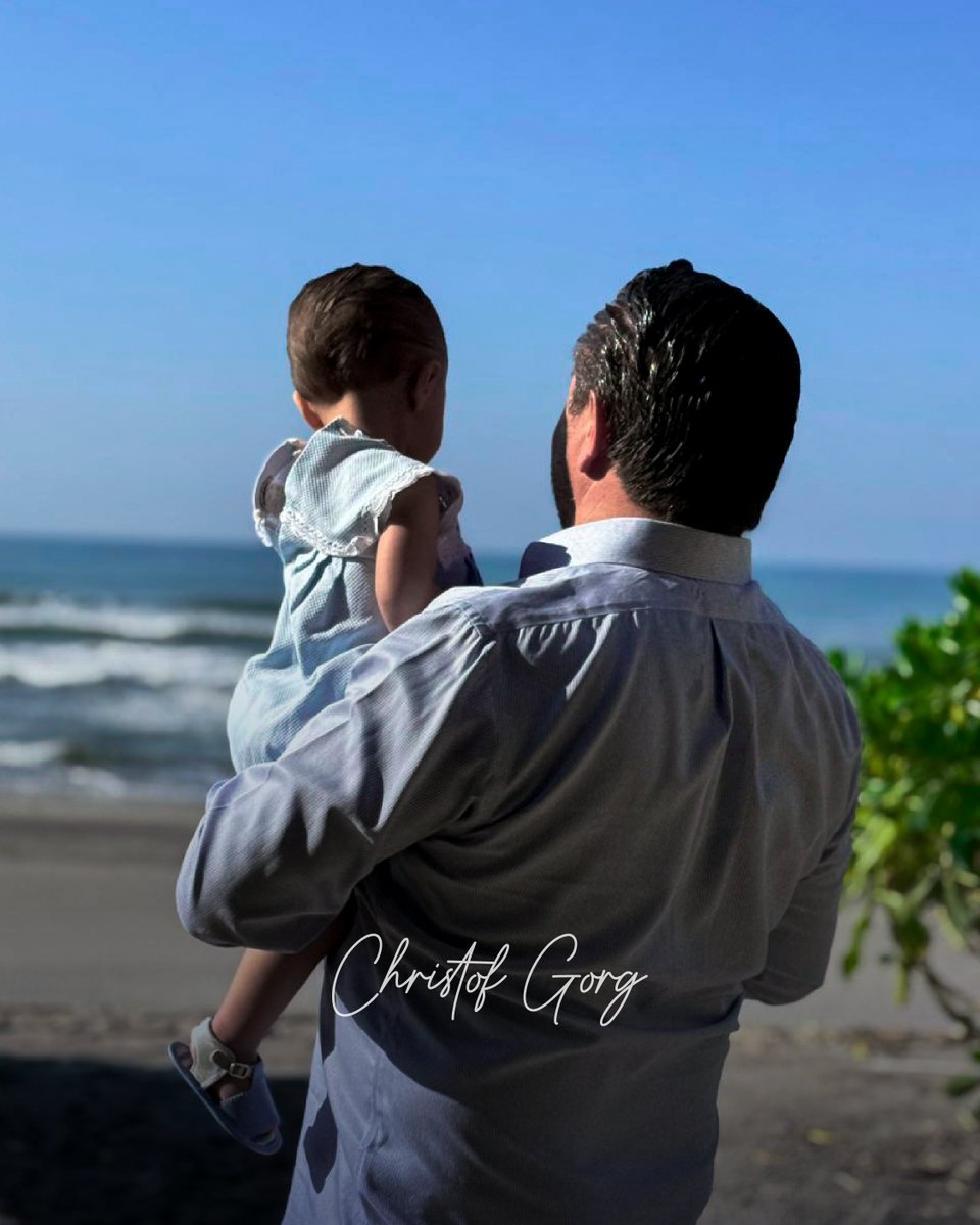 Christof_Gorg's tweet photo. Hoy, con él a mi lado, solo puedo
agradecer por momentos como este, donde todo
parece encajar. 🌊👨‍👦

⭕

⭕

⭕

⭕

#AmorIncondicional #MomentosÚnicos #Gratitud #Vida
#Familia #Conexión #InstantesFelices #Paz
#AmorVerdadero #Recuerdos https://t.co/xUwQIFkoBp