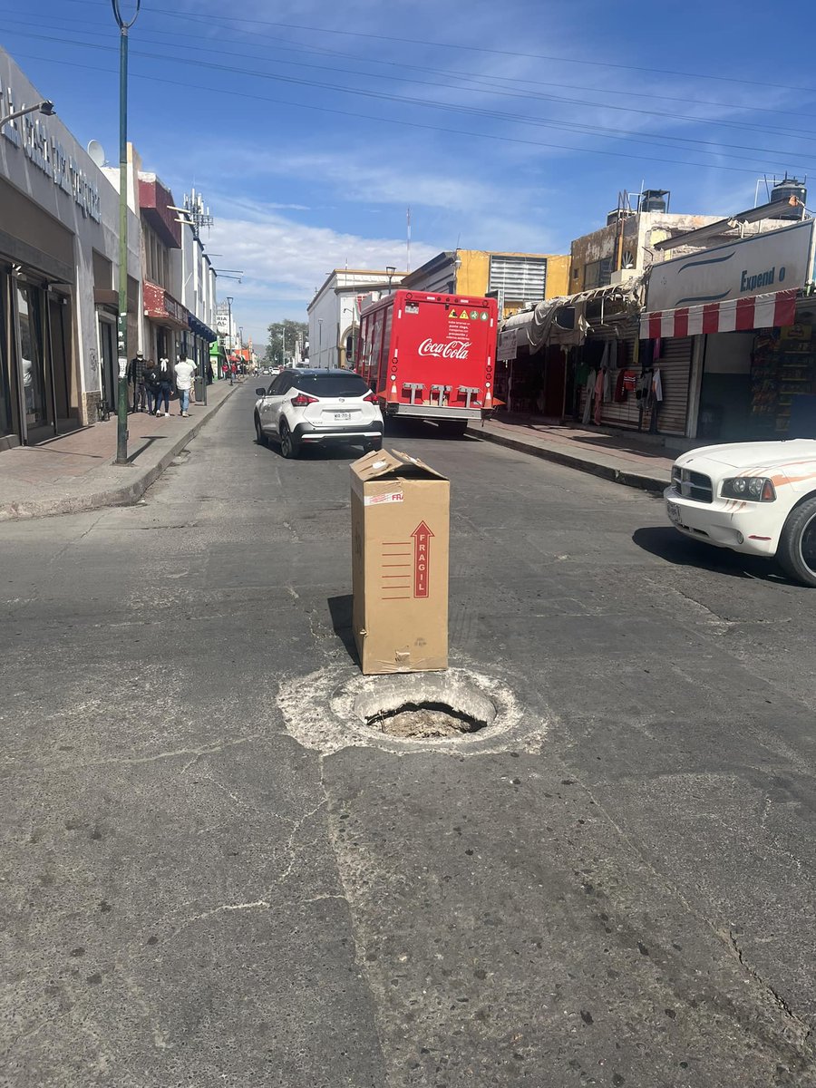 micartadehoy's tweet photo. Alcantarilla sin tapadera con una caja de cartón, un camión sodero, Tránsito Municipal, dio a conocer los horarios para carga y descarga de este tipo de servicios, luego entonces, aplica… “ nada ni nadie por encima de la impunidad. Juárez y Monterrey Hermosillo @tonoastiazaran https://t.co/dS8pWplZEj