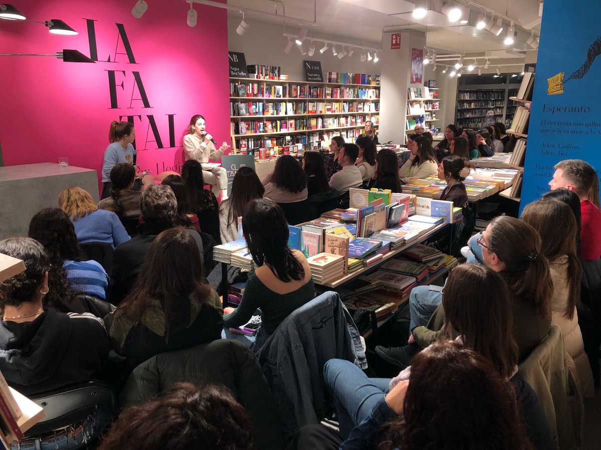 Ple de gom a gom a <a href="/LaFatal_/">La Fatal</a> per assistir a la sessió del #ClubTàndem de <a href="/som3cat/">3Cat</a> dedicada a “L’hora violeta” de Montserrat Roig.
Extraordinàries <a href="/mporrasmarti/">Marina Porras Martí</a> i #JulianaCanet conduint la funció!