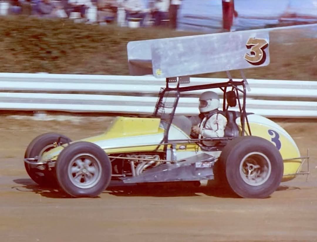 Today's Photo of the Day features John Benyou in action <a href="/WilliamsGrove/">Williams Grove Speedway</a>  Speedway during the 1975 season.

📸 Barry Skelly 

All the News that's Fit to Sprint. Hoseheads.com 🏁