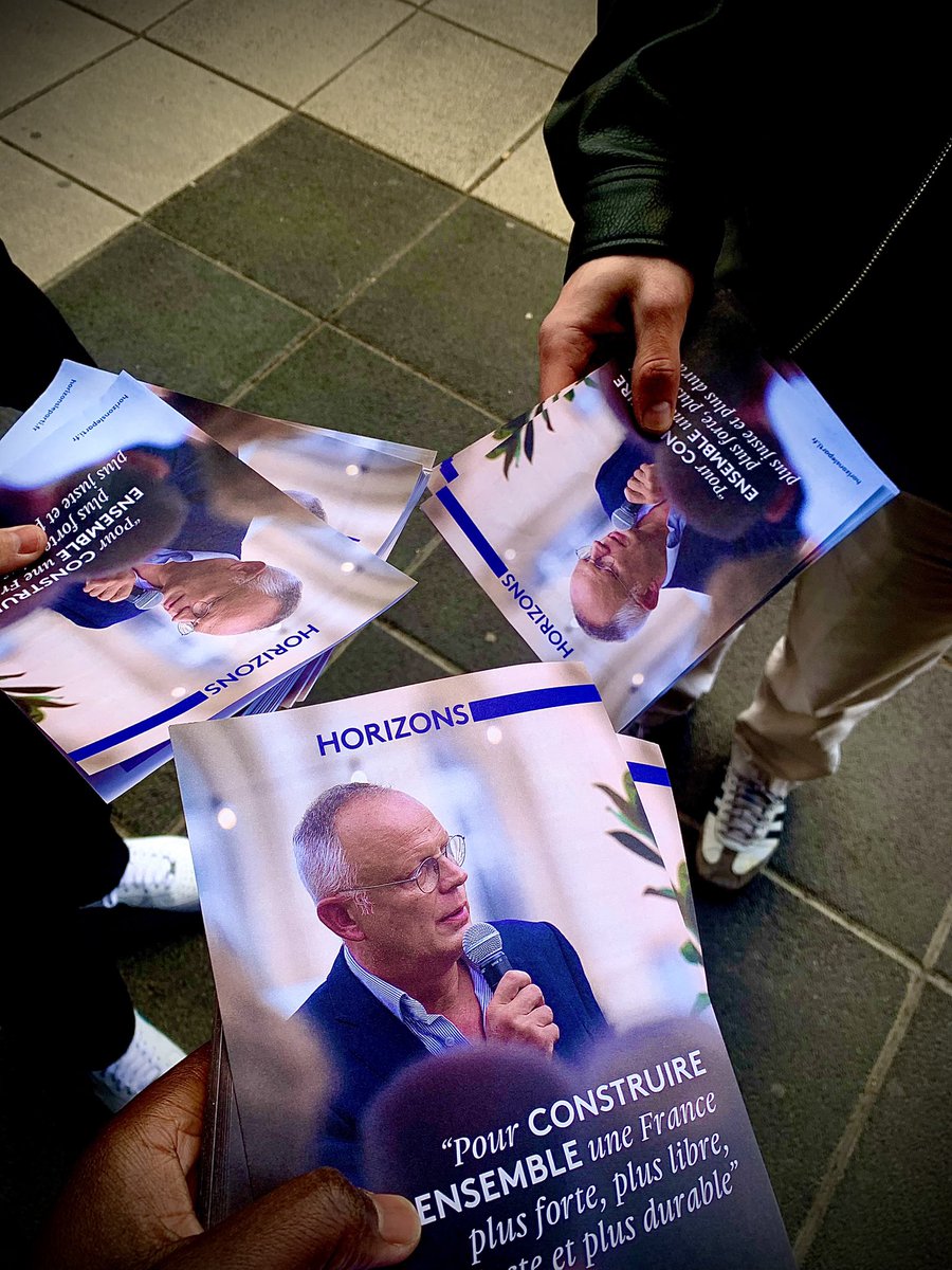 HorizonsGrenobl's tweet photo. 📢Fin de journée à #Grenoble, avec les @HorizonsJeunes, pour échanger avec des étudiants et faire connaître @HorizonsLeParti 🔵⚪️.

Pour un futur, plus juste, plus solidaire et plus durable : rejoignez le mouvement ! 👉 https://t.co/cmk4vdXL0O https://t.co/xmjMw5IiaW