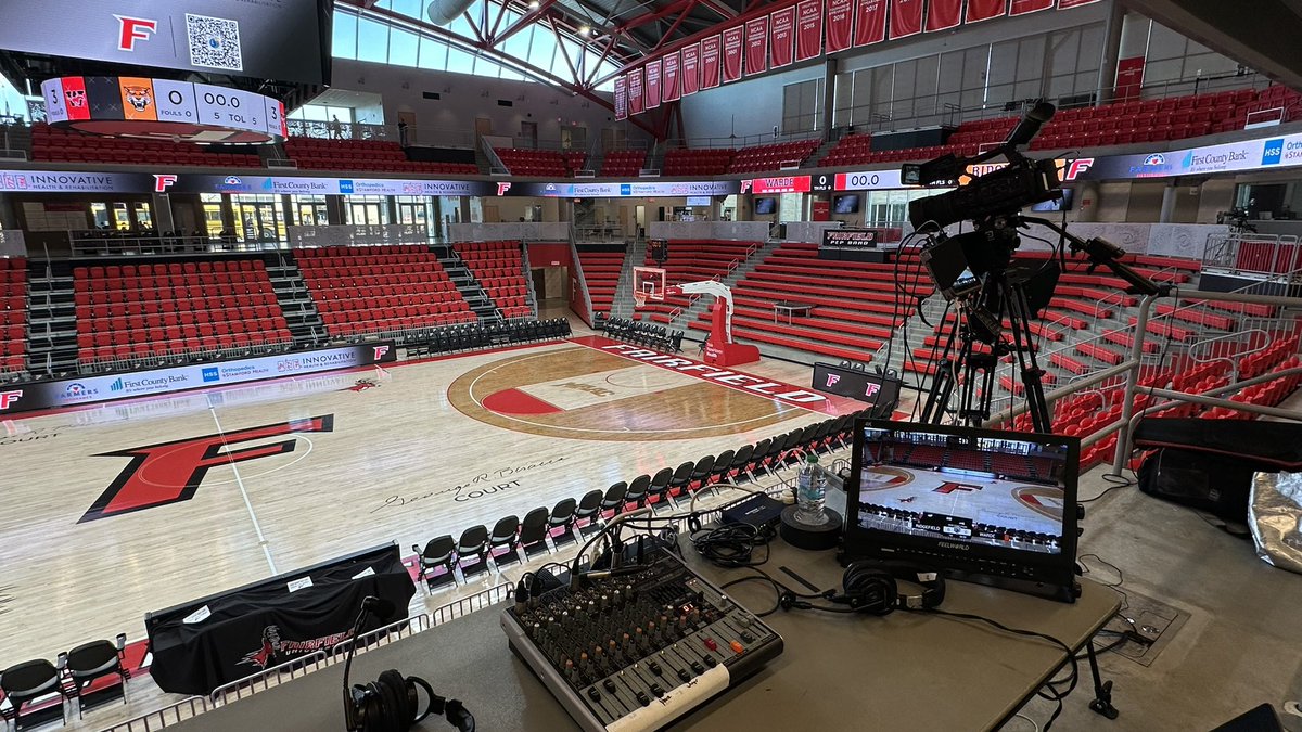 Live Look.   Ridgefield and Warde in the FCIAC girls finals first at 5:30 from Fairfield U. #ctgb #ctbb youtube.com/live/dmU1NPp4L…