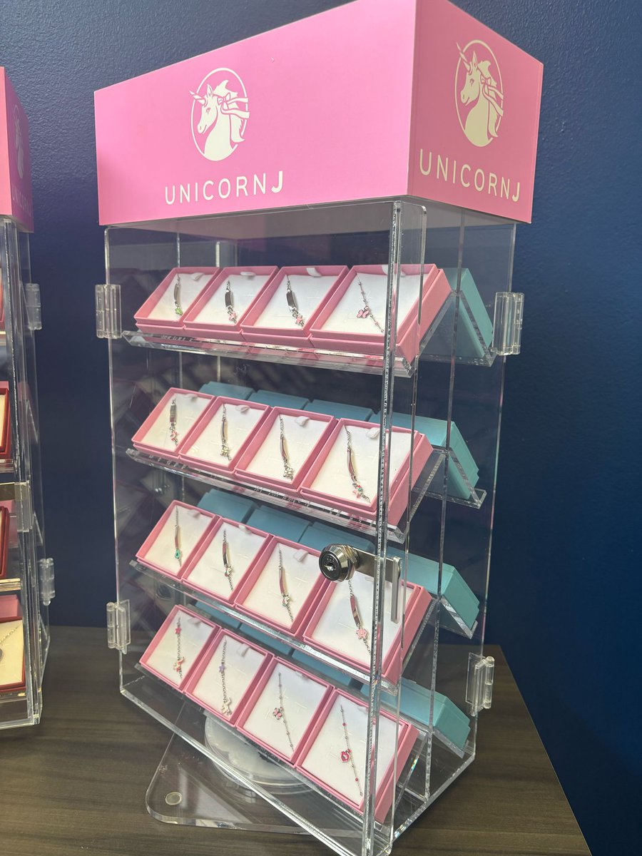 massete_'s tweet image. Retail display for our Unicornj brand

Displaying our popular kids sterling silver ID bracelets in their branded boxes. 

Countertop display for jewelry stores. 

#jewelry #countertopdisplay #kidsjewelry #bracelets