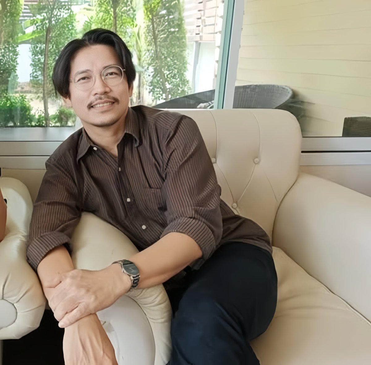 cumbershe's tweet image. ตั้งแต่รักเค้า ชั้นก็สนใจดนตรี นิทาน วันเด็ก การเมือง(สนใจมากขึ้น)งานเวิ้กช็อปต่างๆ ศิลปะ~ สัตว์โลก ปรัชญาไรไม่รู้แต่ชอบอ่านที่พี่คานเขียน แม้จะต้องทำความเข้าใจกว่าเรียนในห้องเรียนพันเท่าก็ยังชอบอยู่ดี เพราะพี่แกชอบแวะมาแขวะตัวเอง แต่มีโพสนึงที่ชอบมาก เพราะชมตัวเองหล่อ55อันนี้จิง