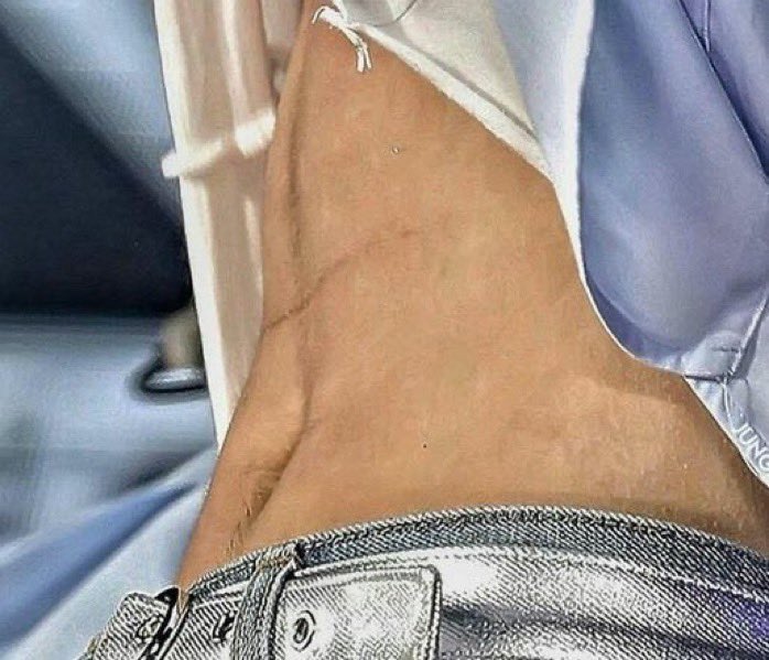 I can’t believe i have a pic of jungkook’s happy trail but not taehyung’s 😞😞