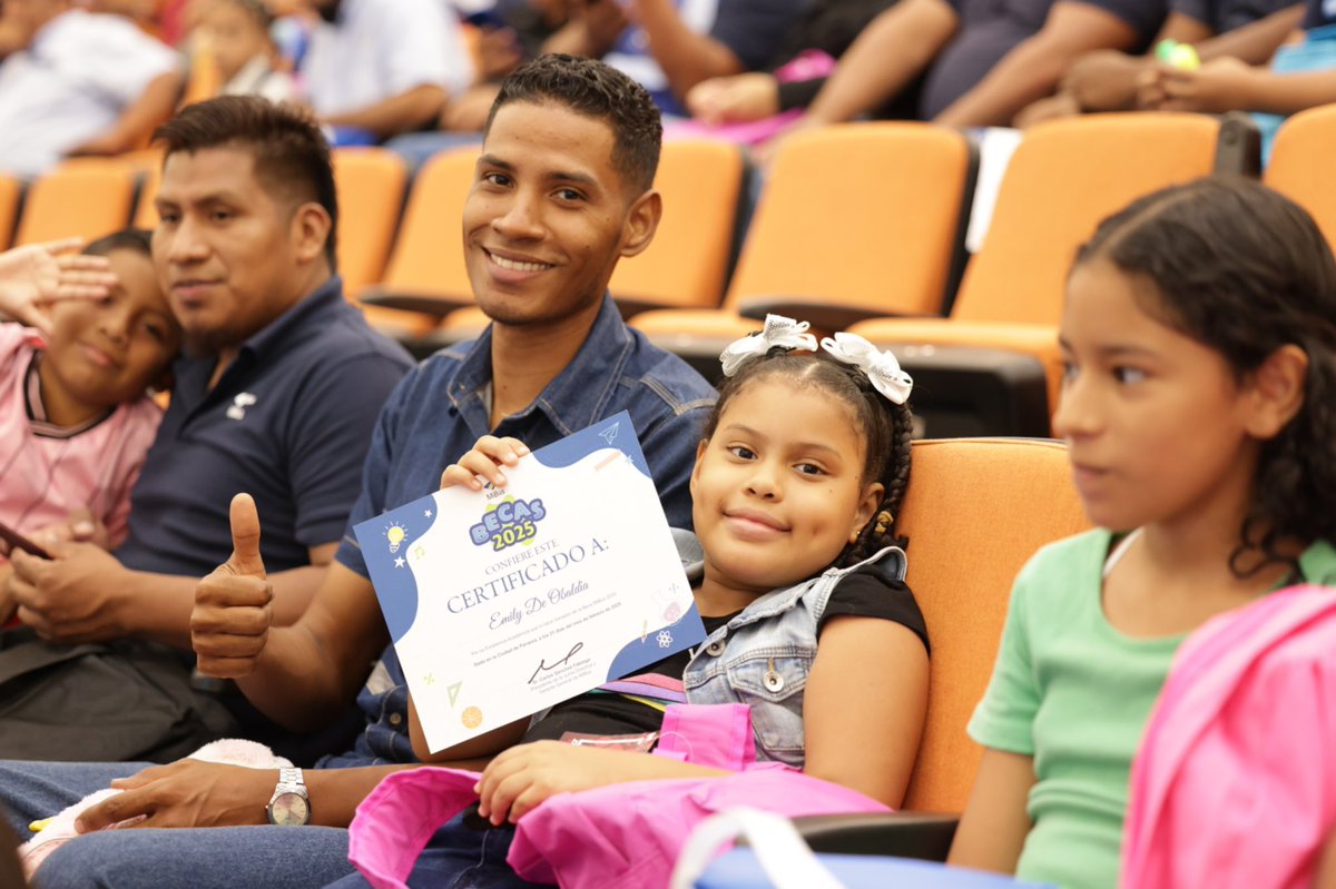 ITSEpma's tweet photo. 🎓✨ Entrega de Becas Mi Bus en el ITSE ✨🎓
El ITSE fue sede de la entrega de becas a los hijos de los colaboradores de Mi Bus, reafirmando el compromiso con la educación y el futuro de la juventud panameña. 📚💡 @oficialmibus
#SomosITSE #MiBus https://t.co/Wiaryj4Oeu