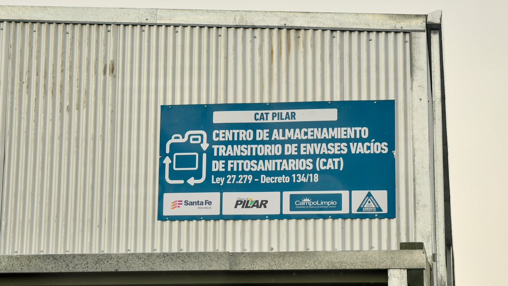 EnriqueeEstevez's tweet image. Estamos fortaleciendo la sostenibilidad del desarrollo productivo 🚀🌱  

El nuevo Centro de Almacenamiento Transitorio de envases de fitosanitarios de CampoLimpio en 📍#Pilar es un hito para la sostenibilidad productiva de Santa Fe.