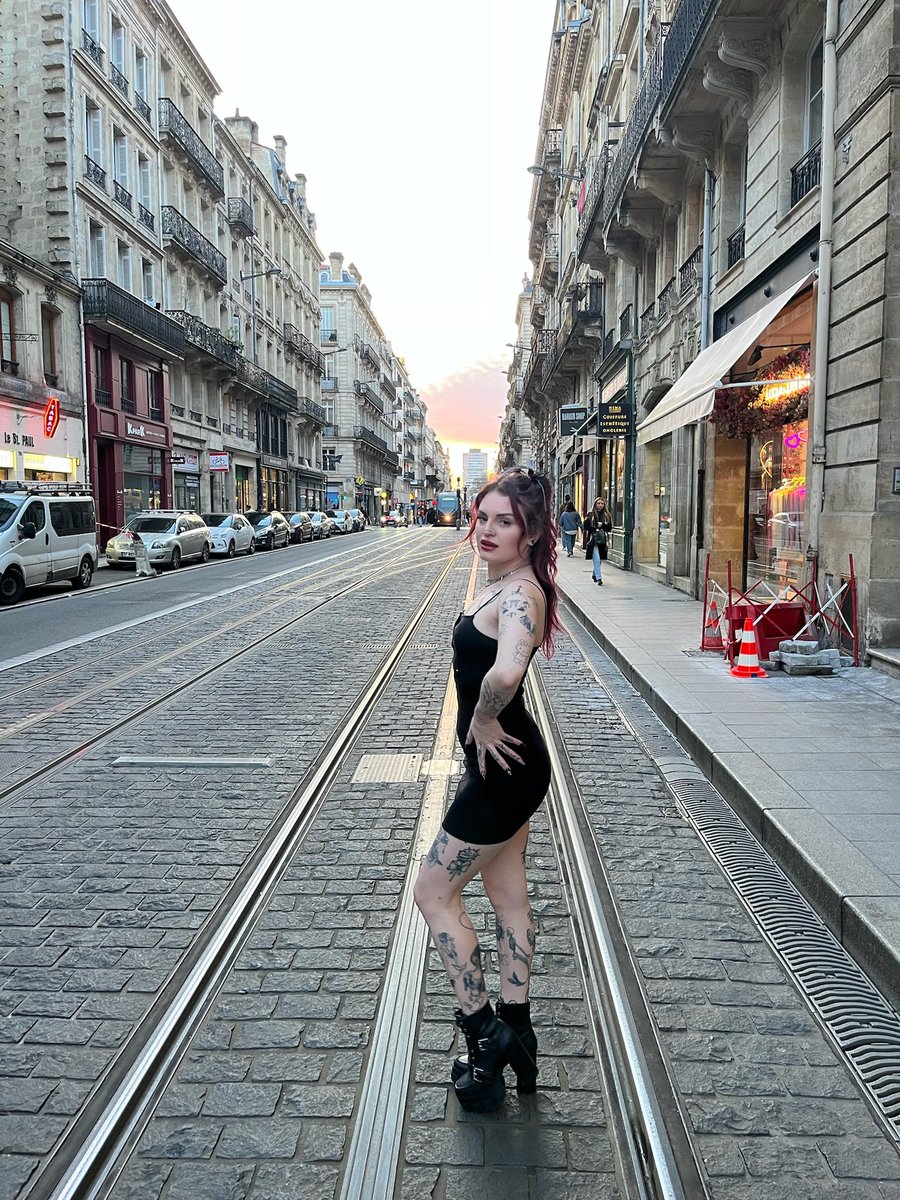 Ana_vlmd's tweet photo. Petite robe noire, grandes tentations… Qui osera la soulever ? 😈🔥 Like et commente si t’as l’audace !

#Bordeaux #Bordelaise #France #Sexy #InkedGirl #Model #OnlyFansFrance #Tatouée #Audace #Style #FrenchTouch #FYP #Viral https://t.co/ZvTL8LcYq9