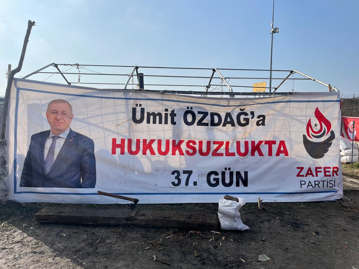 Öcalan’ın Türkiye Cumhuriyeti ve Ortadoğu halklarının kaderini değiştireceği iddia edilen (Tuncer Bakırhan, DEM Başkanı, 25 Şubat 2025) açıklaması bekleniyor. Ancak açıklamanın nasıl olacağı konusunda bile anlaşma yok. Öcalan, canlı yayın ve bir devlet yetkilisi yanın olsun