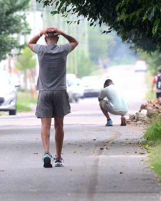 Esta imágen debería ser la portada de todos los diarios y canales del país. El padre de Kim agachado y su tío al ver el cuerpo de su hija de 7 años. #KicillofAsesino