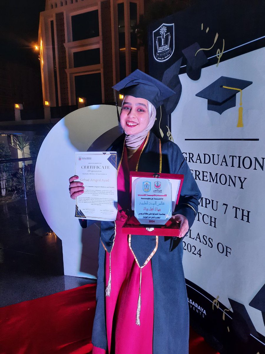 هيلوو يا عزيزي 
اخيرا ويعد ٥ سنين من الصياح والبكاء والعديد من البومرينج الكتير دكتورتك المفضلة بقت خريجة رسمي خلاص 😌🎓❤️
اطمن ع صحتك يا عزيزي 😌❤️