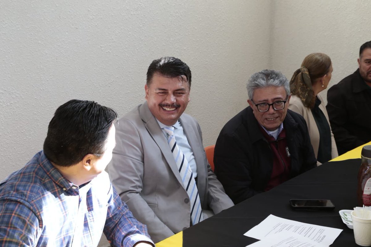 dpedgo's tweet image. La Asociación de Jubilados y Pensionados de los Tres Poderes del Estado, representada por el Lic. Sergio Alfredo Reséndiz Martínez, invitó a parte de sus agremiados a un desayuno, con el Director General de Pensiones, Lic. Lorenzo Martínez Delgadillo, y a su equipo de trabajo.