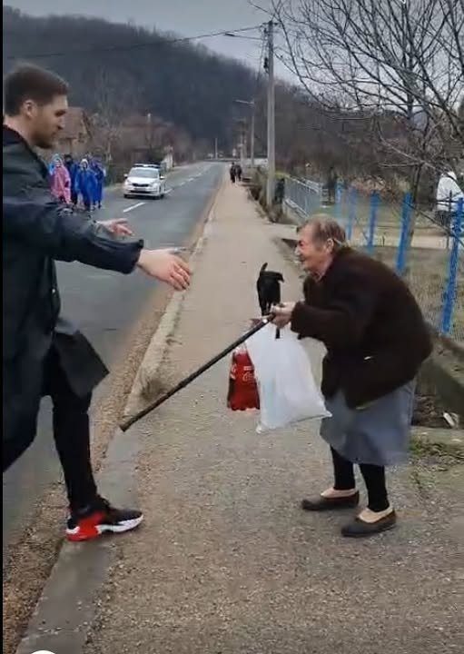 Slika dana!
Dubok naklon za baku koja je od svoje sirotinje kupila sokove i slatkiše da počasti studente.❤️❤️❤️