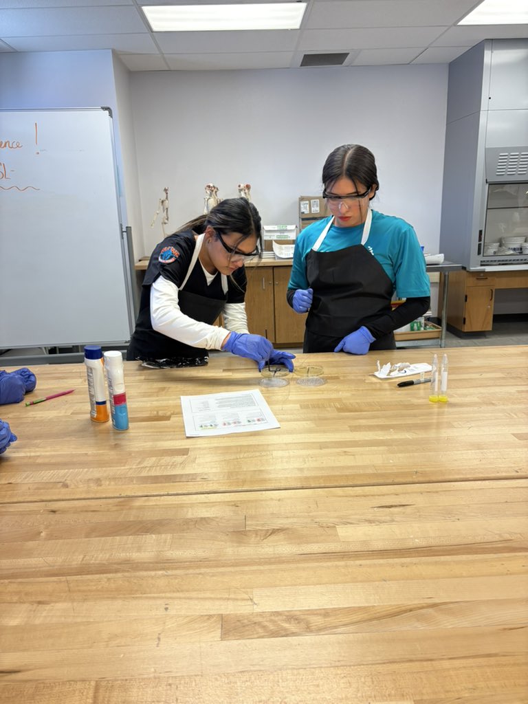 Mterrazas_'s tweet photo. Melanoma is a leading cause of death in the U.S. &amp; is responsible for more than 2 deaths every hour. Biomed students take a research approach and prepare experiments to test SPF protectants and their efficacy. 🧪🧫🧬☣️👩🏽‍🔬🧑🏻‍🔬#Biomedical #Skincancer #research #PLTW #TeamSISD https://t.co/XQX72mwmAW