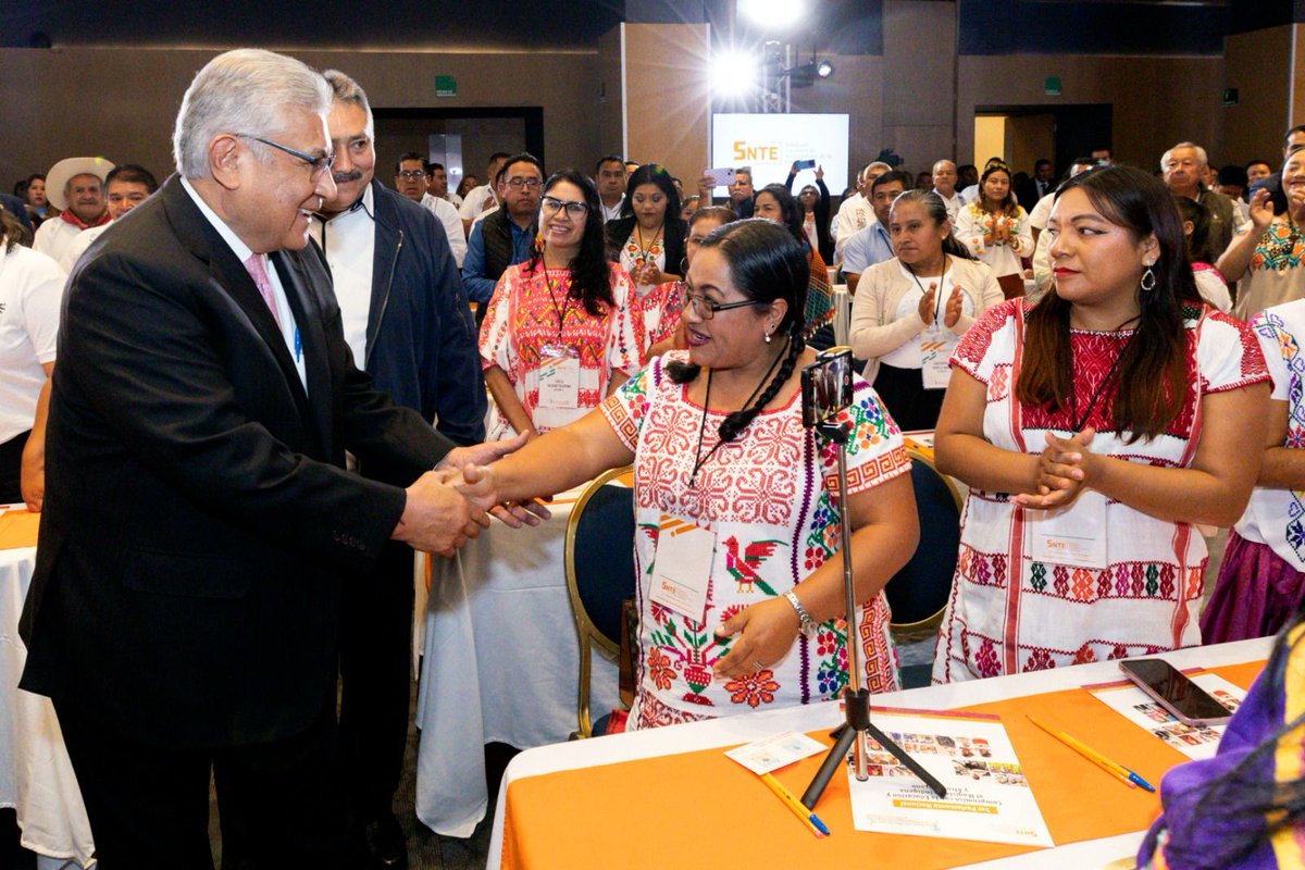 45SNTE's tweet photo. "El magisterio indígena y afromexicano es de altísima prioridad para el #SNTE", expresó su Srio. Gral., Mtro. Alfonso Cepeda Salas, al inaugurar el 3er Parlamento Nacional del Magisterio Indígena, con la participación de @UNESCOMexico y @UNICEFMexico.
https://t.co/ZuaBBbXG8j https://t.co/gFQVwYWP8k