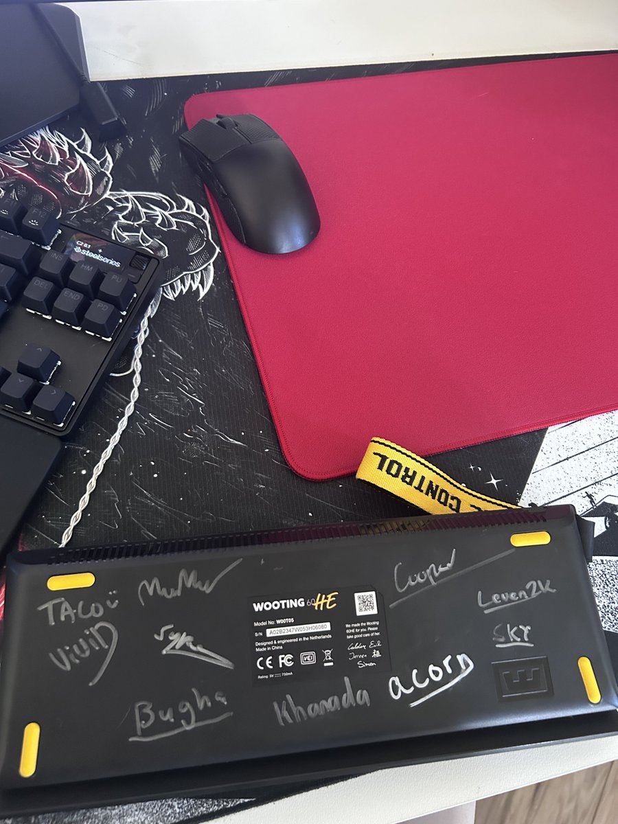 Signed Wooting60he+ giveaway
box is still mint condition

-follow @shepiwnl 
-tag 2 friends
-retweet

signed by the entire dignitas roster + sky, and all of the fortnite casters and sypherpk