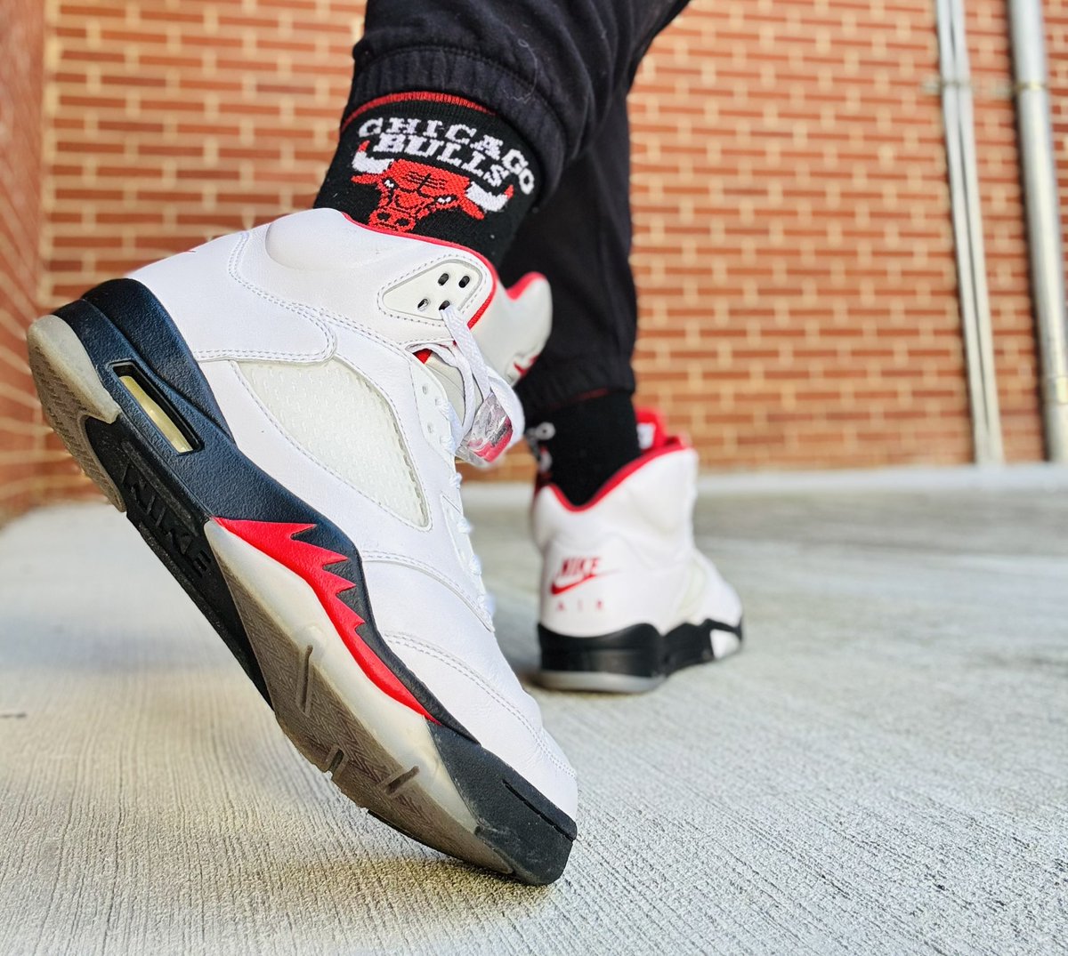 NIwiththekicks's tweet image. Day 26-Bakes With Love 

Fire Red 5s for todays kicks❤️ to show off the Chicago Colorway  @JerLisa_Nicole 

#BHM2025 #bhmkotd #snkrsliveheatingup #yoursneakersaredope #wearyoursneakers