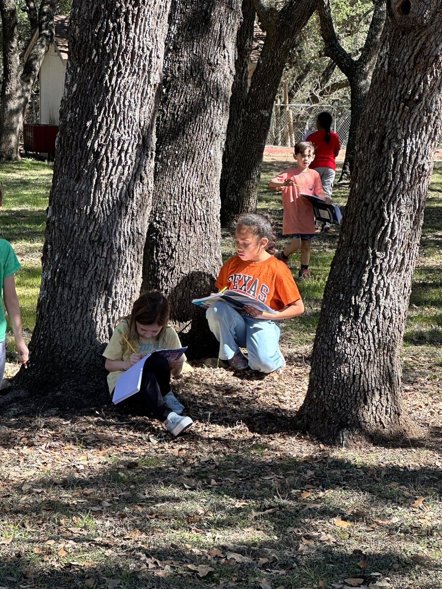 KendallElem's tweet image. Knights in Action! First grade enjoyed the beautiful weather and went on a hunt for living and non living things during science 🦋 #engaged #enriched #inspired #EveryChildEveryDay
