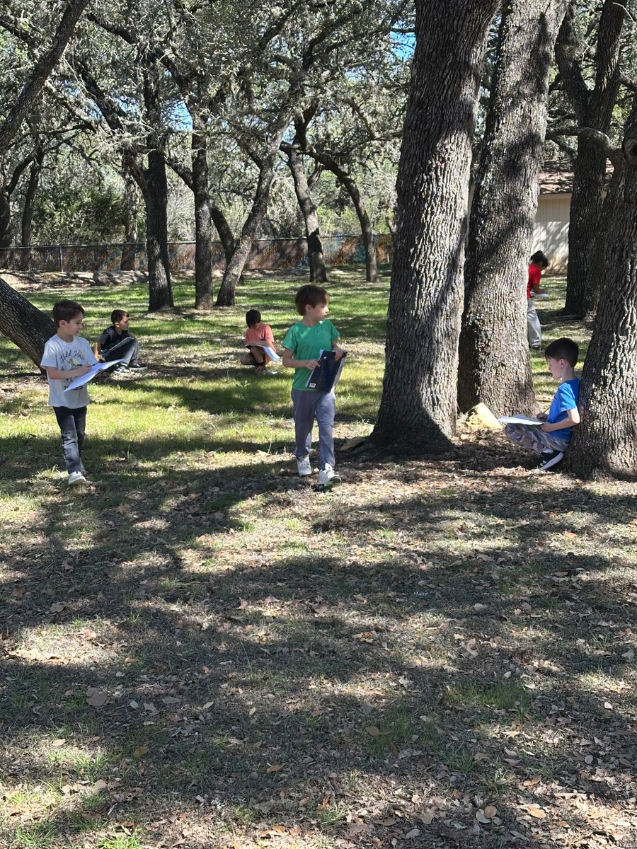 KendallElem's tweet image. Knights in Action! First grade enjoyed the beautiful weather and went on a hunt for living and non living things during science 🦋 #engaged #enriched #inspired #EveryChildEveryDay