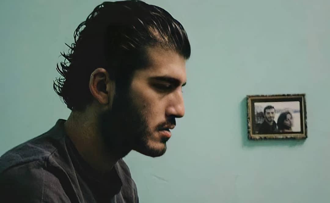 sanki yıllar geçse bile beni göğsüne alıp severmişsin gibi hissediyorum ama arasam açmazsın bile