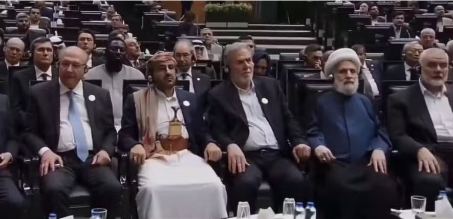 anapaulahenkel's tweet photo. Vai lá Itamaraty. Vai lá se reunir com o Secretário de Estado Marco Rubio para tentar salvar o Alexandre de Moraes. 

Vai ter que explicar muita coisa sobre o Brasil do Lula. https://t.co/q2Hio9ssyK