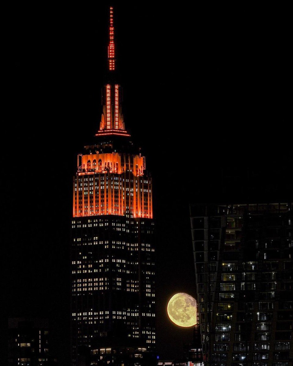 Empire State Building has changed its colors to orange tonight to honor the memories of Shiri, Ariel and Kfir Bibas