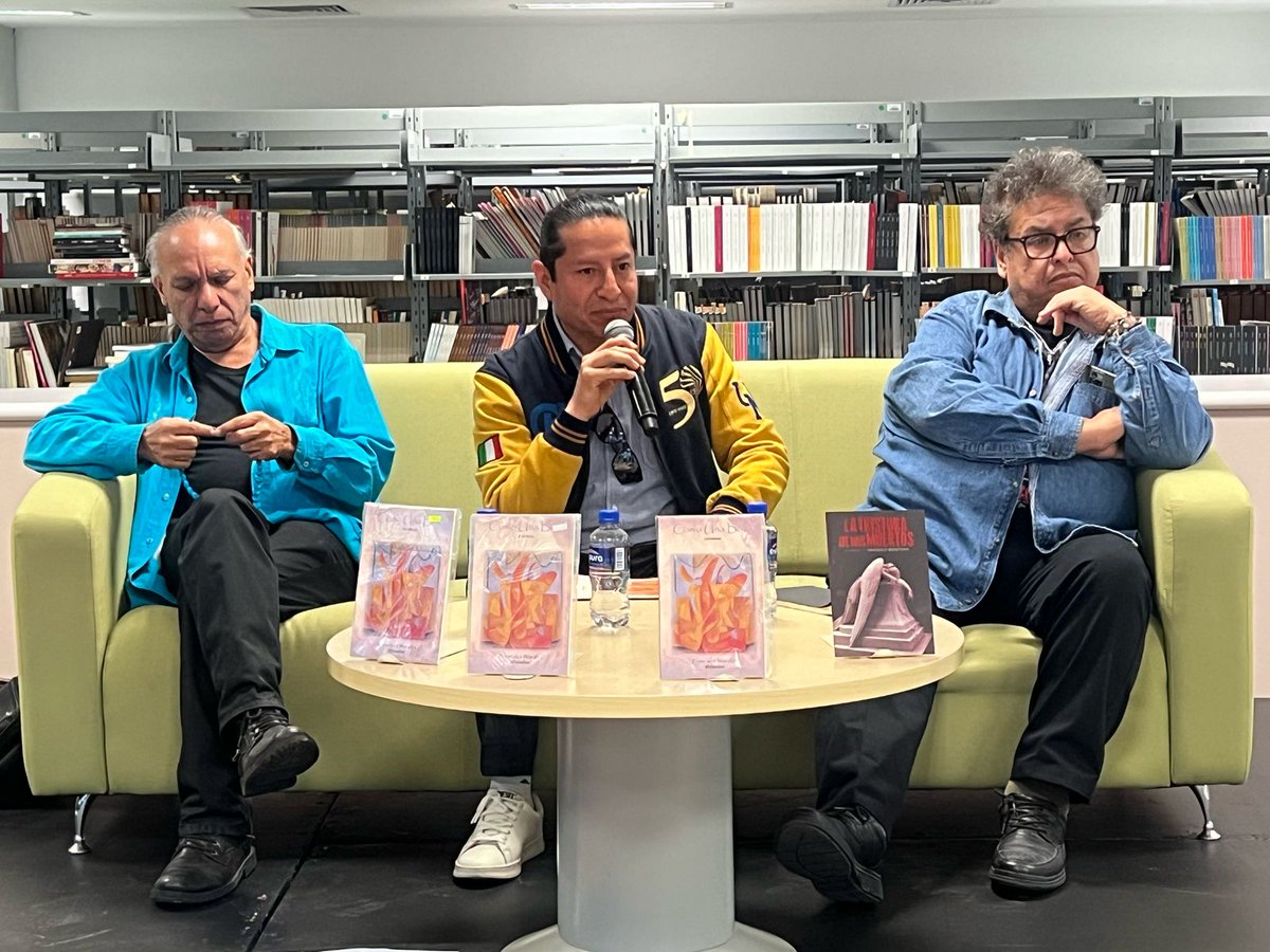 CulturaEdomex's tweet photo. Con el recital "Haikus, romántico musicalizado", concluimos el "Festival Haiku. Rey poeta Nezahualcóyotl" en el @ccmbcultura, agradecemos a todas y todos los asistentes, que nos acompañaron a disfrutar de las actividades.
¡Gracias por hacer suyos estos espacios!
#ElPoderDelServir https://t.co/1k5SG1v44T