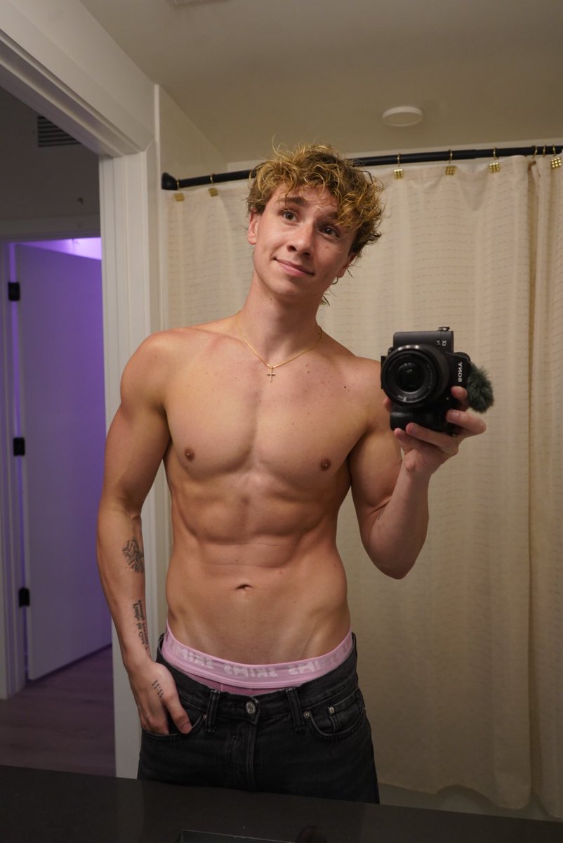 haydengreenefit's tweet photo. Building my chest up this year is the goal! 💪🏼🤳 https://t.co/vLwoSwizAi
