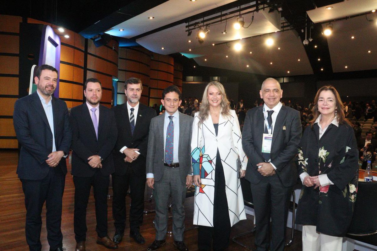 Hoy, en el marco de la feria de turismo más importante de Colombia y Latinoamérica, la #VitrinaANATO2025 nuestra presidente ejecutiva de ANATO, <a href="/PaulaCortesC/">Paula Cortés Calle</a>, en compañía del ministro de <a href="/MincomercioCo/">MinComercio Colombia</a>, <a href="/luiscrh/">Luis Carlos Reyes</a>; <a href="/CarlosFGalan/">Carlos F. Galán</a>, alcalde de <a href="/Bogota/">Alcaldía de Bogotá</a>; <a href="/CarlosPinedoC/">Carlos Pinedo Cuello</a>, alcalde de