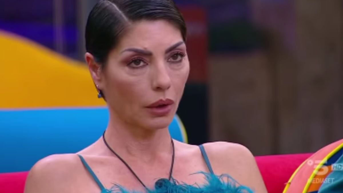 ILARIA A 50 ANNI entra nelle room delle fan invasate zelene denigrando helena con insulti razzisti e dando adito alle teorie folli delle pazze su helena e zeudi.
aggiunge pure che vorrebbe averla menata per bene. agghiacciante, terrificante, ridicolo.
#helevier #grandefratello