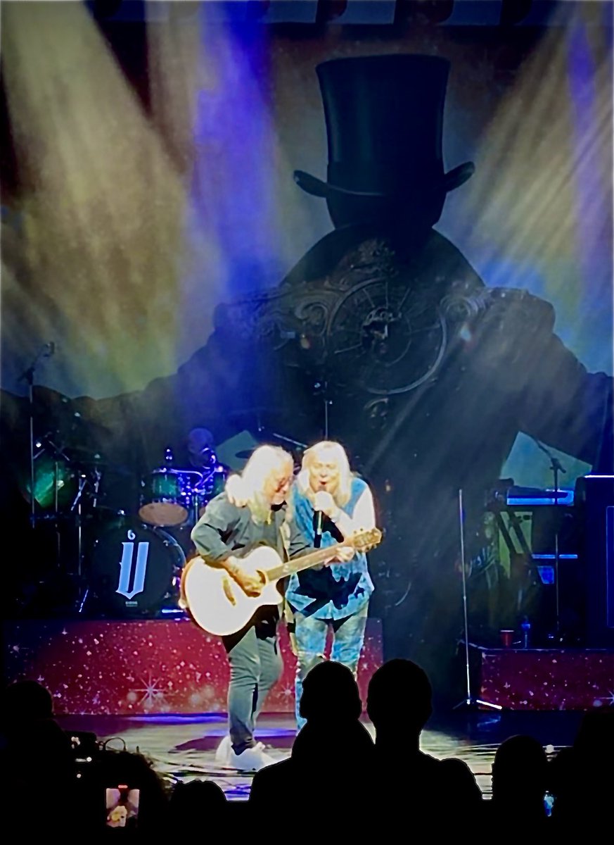 Silver Lining Music (@silverlmusicltd) on Twitter photo The incredible <a href="/uriah_heep/">Uriah Heep</a> bringing the magic to the London Palladium✨🤘🪄
#uriahheep #londonpalladium #chaosandcolour #silverliningmusic The incredible <a href="/uriah_heep/">Uriah Heep</a> bringing the magic to the London Palladium✨🤘🪄
#uriahheep #londonpalladium #chaosandcolour #silverliningmusic