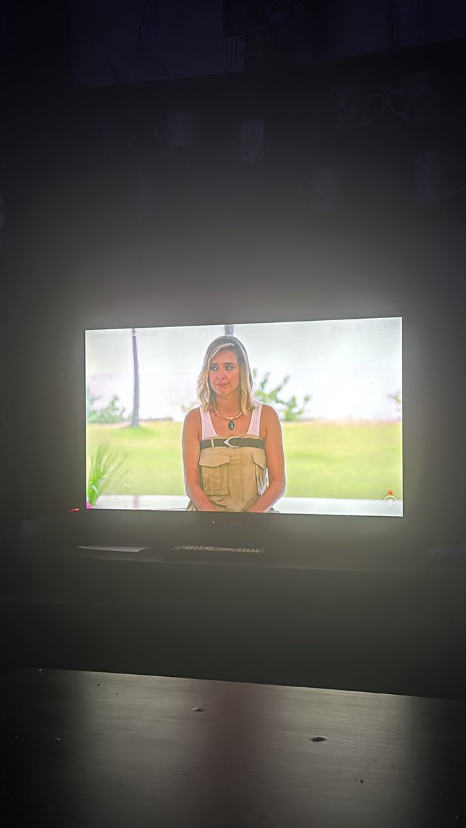 fede_a04's tweet photo. q algn me diga porque el pantalón a sandra casi le llega al cuello #LaIslaDeLasTentaciones13 https://t.co/dFSnw17L5z