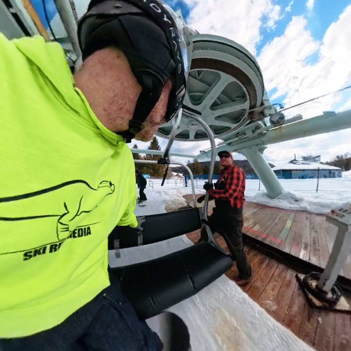 Just talking shop, one #liftie to another 🤘👍 #ski #skier #skiing #snowboard #snowboarder #snowboarding #skiboards #skiboarder #skiboarding #chairlift #thankaliftie