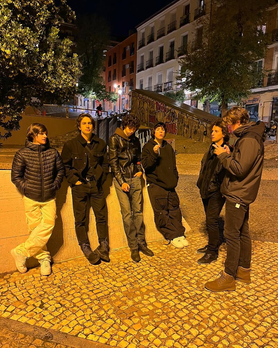 wknnadiu's tweet image. hablemos del IMPACTO q generó esta foto en todo el fandom