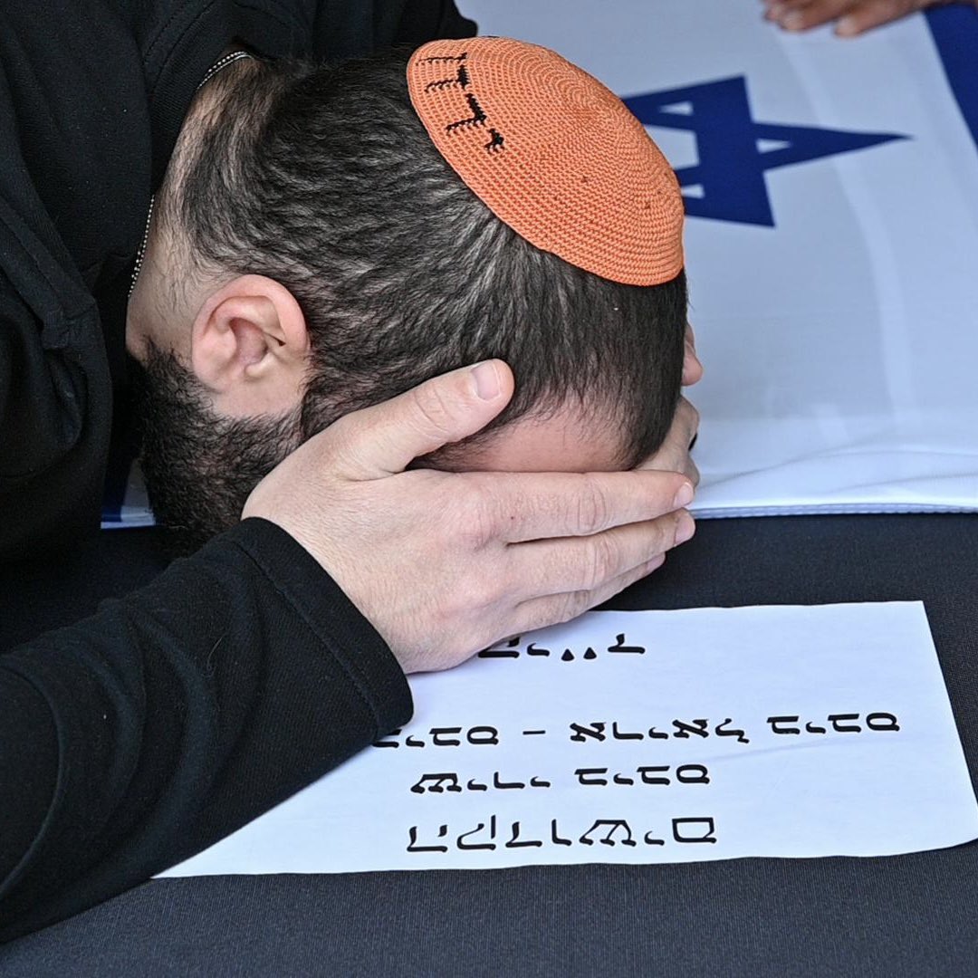 koshercockney's tweet photo. The heart breaks seeing this.

Yarden Bibas. The closest he’s been to his wife Shiri since October 7th 2023.

That sentence alone shatters the soul. 

📷 Eitan Oner https://t.co/adR643sJpz