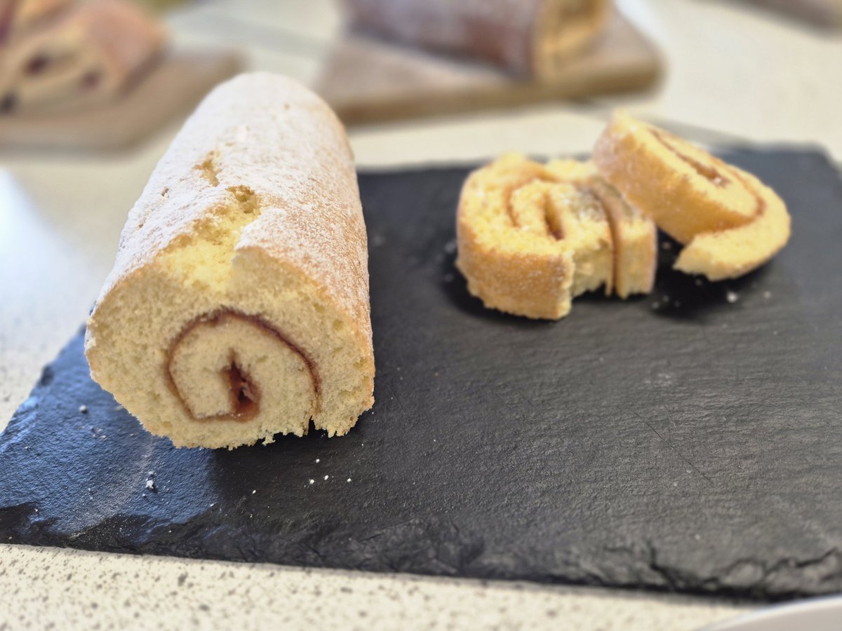 Swiss roll lesson yesterday 🤤... Thank you to guest judges <a href="/VPatOACa/">Victoria</a> and <a href="/ticktock80/">Paul Taylor</a> for joining our bake off! ⭐